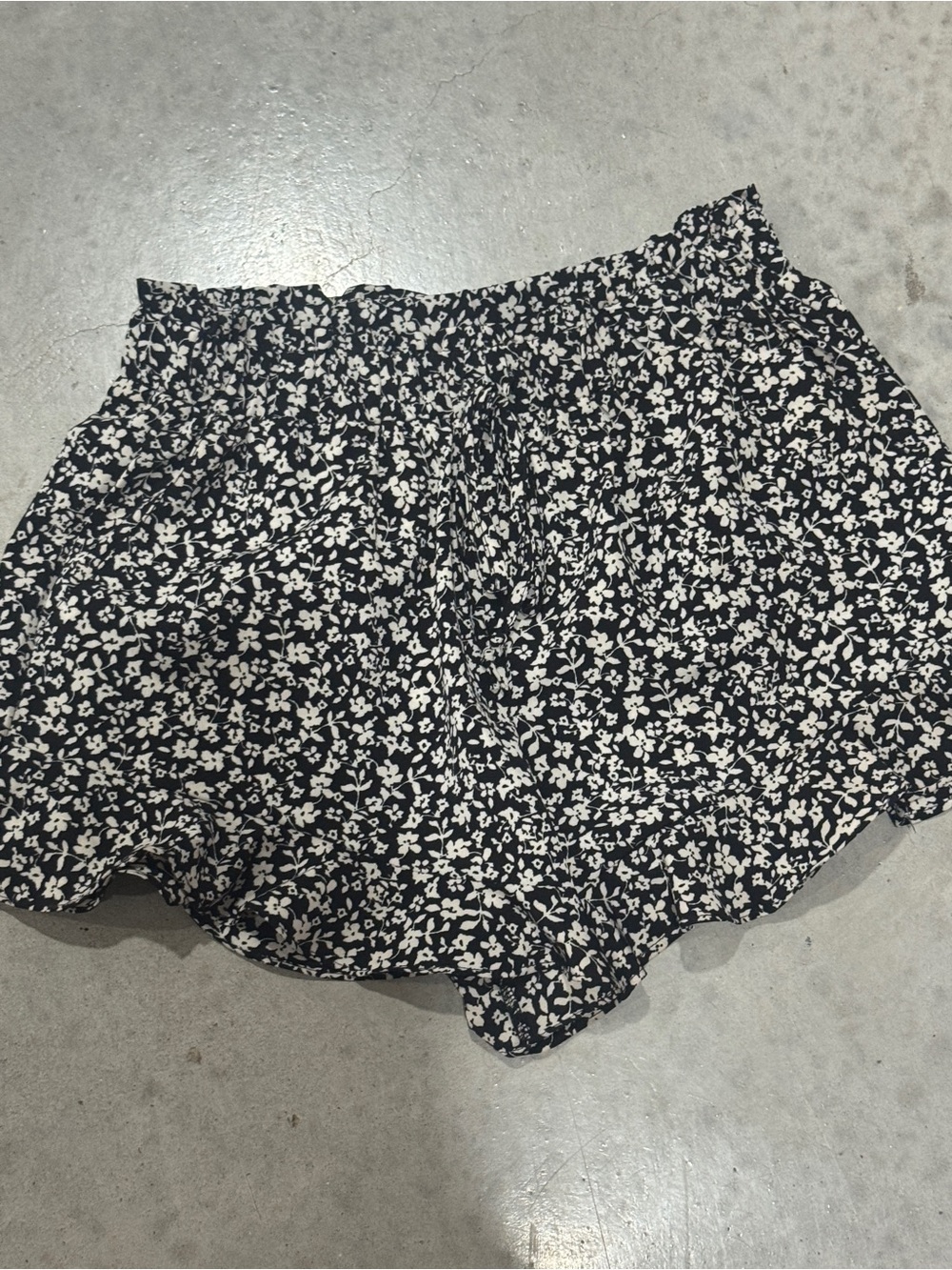 Black & White Floral Ruffle Waist Women's Shorts
